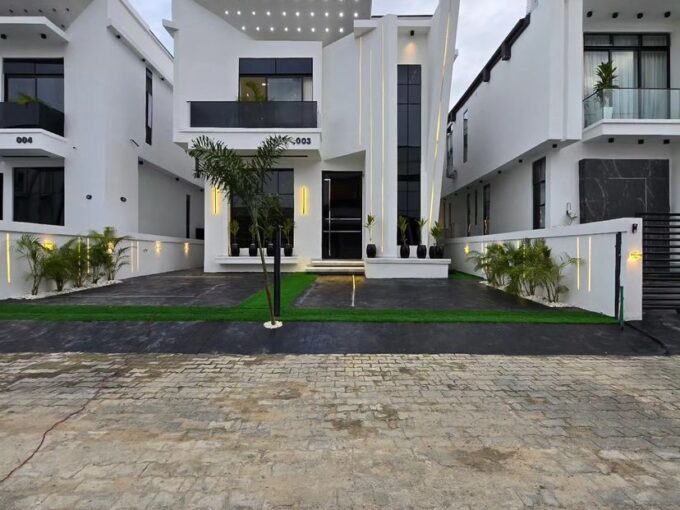 CONTEMPORARY FULLY DETACHED DUPLEX FOR SALE.